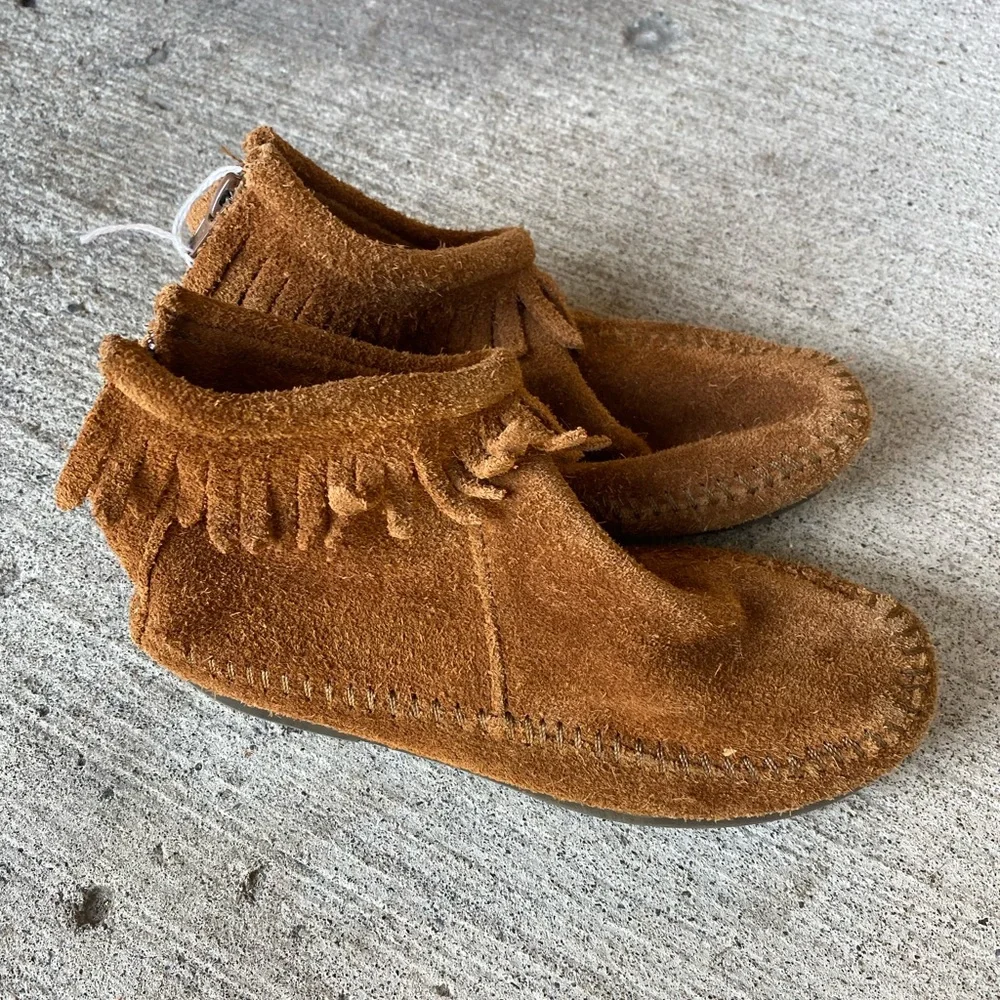 Minnetonka Kids Fringe Ankle High Top Suede Rubber Sole Moccasins